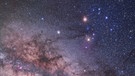 Der rot leuchtende Planet Mars über Antares, dem rot leuchtenden, hellsten Stern im Sternbild Skorpion, aufgenommen im Jahr 2016. Links von Antares ist auch der Planet Saturn zu sehen. Antares bedeutet in etwa "Gegen-Mars". | Bild: imago/alimdi