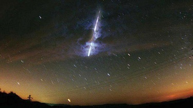 Eine Sternschnuppe der Leoniden am Nachthimmel | Bild: picture-alliance/dpa