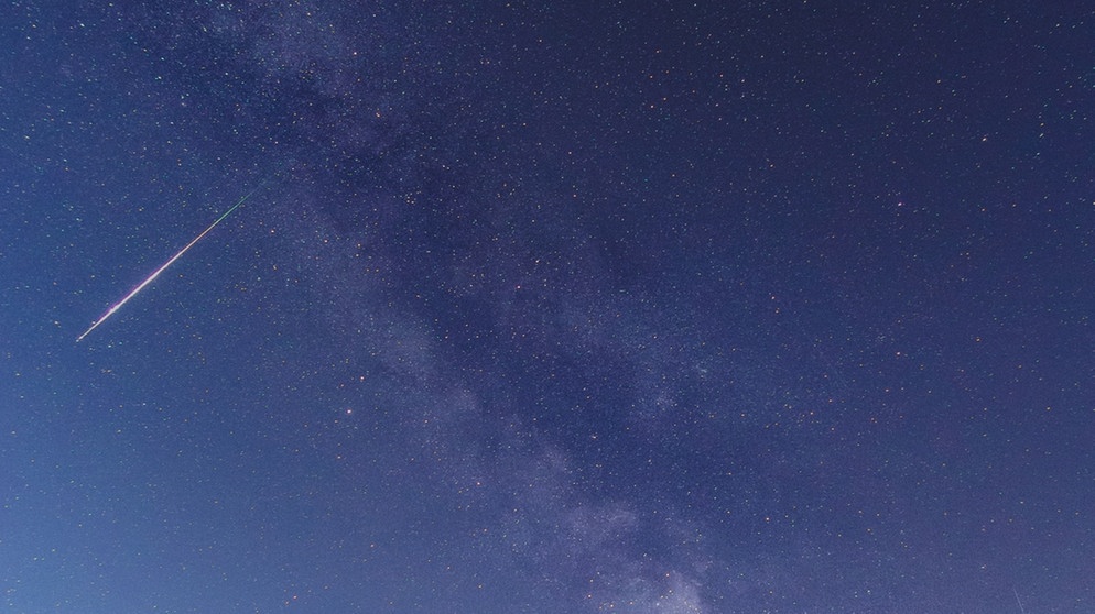 Milchstraße mit Sternschnuppe Lyriden und Bäumen im Vordergrund. | Bild: Sebastian Sonnen
