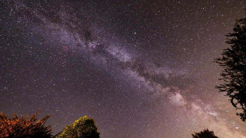 In dieser Aufnahme von Robert Kukuljan zieht sich das Sternenband der Milchstraße quer über den Nachthimmel, fast im Zenit. | Bild: Robert Kukuljan