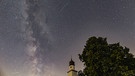 Milchstraße und Sternschnuppen über der St. Koloman Kapelle bei Langquaid, Niederbayern. Aufgenommen am 14.08.2023 gegen 23.00 Uhr. | Bild: Burkhard Regner