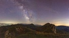 Das Bild ist in einer klaren August-Nacht in der Zentral-Schweiz aufgenommen. Traumhaft schön zeigte sich die Milchstraße mit ihrem hellen und farbenprächtigen Zentrum. | Bild: Hubert Bauer