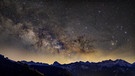 Auch wenn nachts noch die Wintersternbilder dominieren, zeigt sich am Morgen im Osten schon die Milchstrasse über den Dolomiten, rechts ist der Skorpion. Dieses Foto schickte uns Norbert Scantamburlo am 16. Februar 2024 zu. | Bild: Norbert Scantamburlo