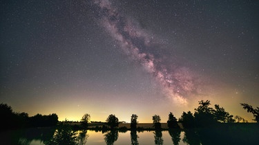 Die Milchstraße, aufgenommen in einer lauen Sommernacht am See des örtlichen Angelvereins.
Blick ins Herz unserer Heimatgalaxie. | Bild: Klaus Eltschka