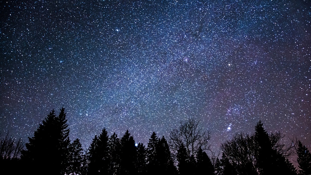 Der Sternenhimmel und die leicht angedeutete Wintermilchstraße, aufgenommen wurde das Bild Anfang März am Ufer des Walchensees | Bild: BR/Sandra Demmelhuber
