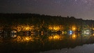 Eine sternenklare Nacht über dem Rußweiher in Eschenbach in der Oberpfalz bescherte Roland Seibold diese Aufnahme mit der schönen Wasserspiegelung. | Bild: Roland Seibold