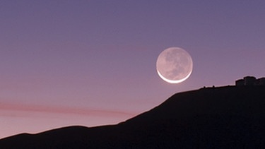 abnehmende Mondsichel  morgens kurz vor Neumond unter den Planeten Merkur und Venus am ESO in Chile, aufgenommen am 27. Oktober 2011  | Bild: ESO/B. Tafreshi (twanight.org)