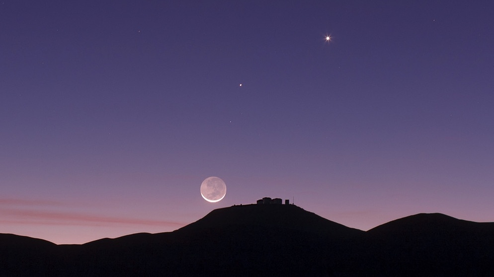 abnehmende Mondsichel  morgens kurz vor Neumond unter den Planeten Merkur und Venus am ESO in Chile, aufgenommen am 27. Oktober 2011  | Bild: ESO/B. Tafreshi (twanight.org)