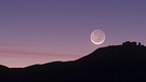 Abnehmende Mondsichel in Kahnlage: Durch die Neigung der Mondbahn zur Ekliptik liegt die Mondsichel immer anders im Himmel. | Bild: ESO/B. Tafreshi (twanight.org)