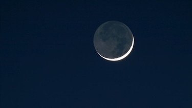 Die junge Mondsichel kurz nach Neumond: Nur ein schmaler Strich der von der Sonne angestrahlten Mondscheibe ist zu sehen. | Bild: Dieter Küspert