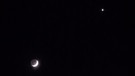 Mondsichel unter der Venus als Abendstern am 26. April 2020 um 21.54 Uhr von Doris Doppler. Mond und Planet sind nur drei Fingerbreit (6 Grad) voneinander entfernt. | Bild: Doris Doppler