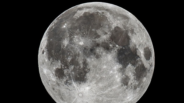 Der Vollmond am 27. April 2021, aufgenommen von Ernst Schindler über München. Der Mond ist ein einzigartiges Objekt am Sternenhimmel, denn er umkreist als einziger die Erde. So kommen die Mondphasen zustande. | Bild: Ernst Schindler
