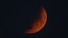 Vollmond-Sichel, abgedunkelt durch die Mondfinsternis, erscheint an der Oberfläche orange-rötlich. | Bild: Sandra Brückner