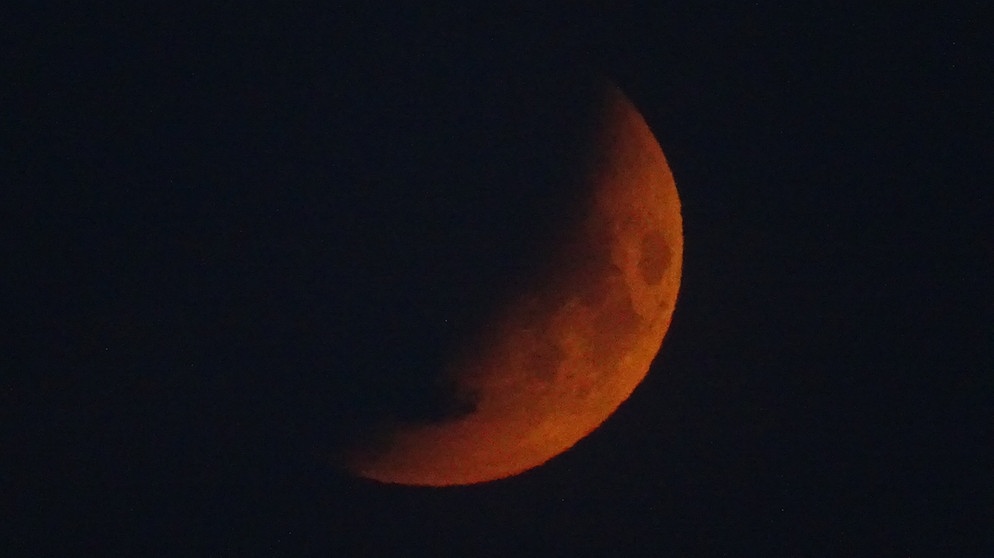 Vollmond-Sichel, abgedunkelt durch die Mondfinsternis, erscheint an der Oberfläche orange-rötlich. | Bild: Sandra Brückner