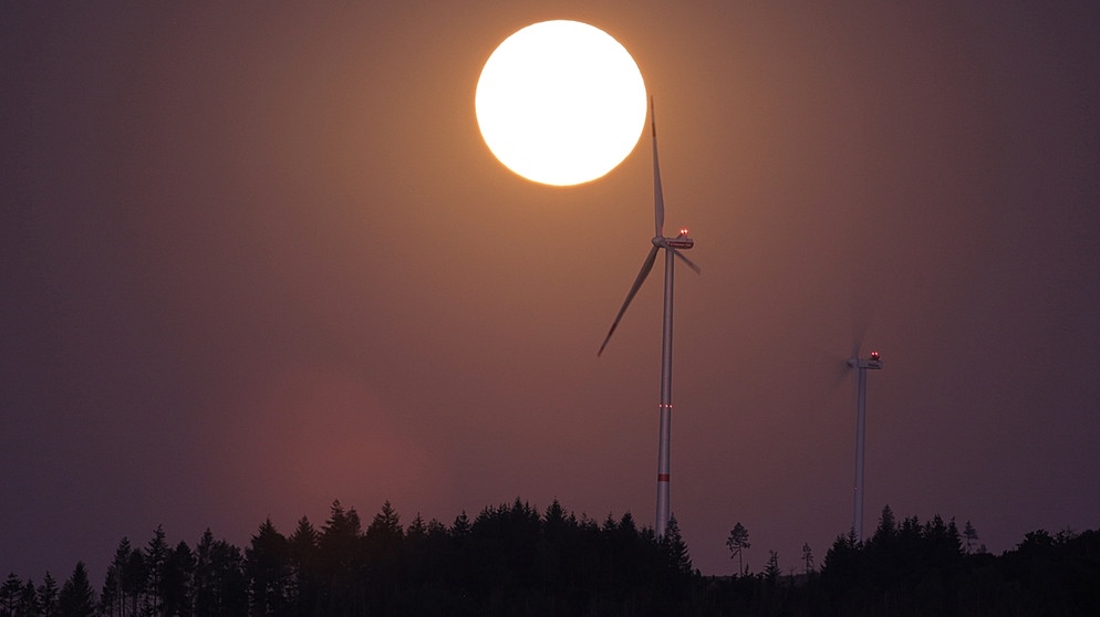 Monduntergang hinter einem Windpark. | Bild: Dieter Kohlruss