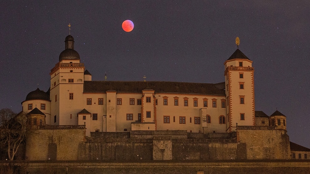 Mondfinsternis am 21.Januar 2019 über der Festung Marienberg in Würzburg. | Bild: Georg Keller