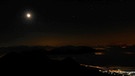 Totale Mondfinsternis 2015: Vom Heimgartngipfel aus ein Blick auf Ohlstadt und die Ammergauer Alpen | Bild: Mahendra Myshkin