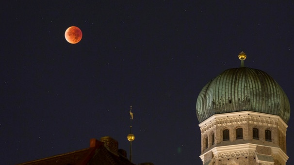 Totale Mondfinsternis über dem Münchner Marienplatz | Bild: Folke Ashberg