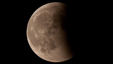 Partielle Phase der Mondfinsternis über Bayern am 15. Juni 2011, fotografiert von Markus Weber | Bild: Markus Weber