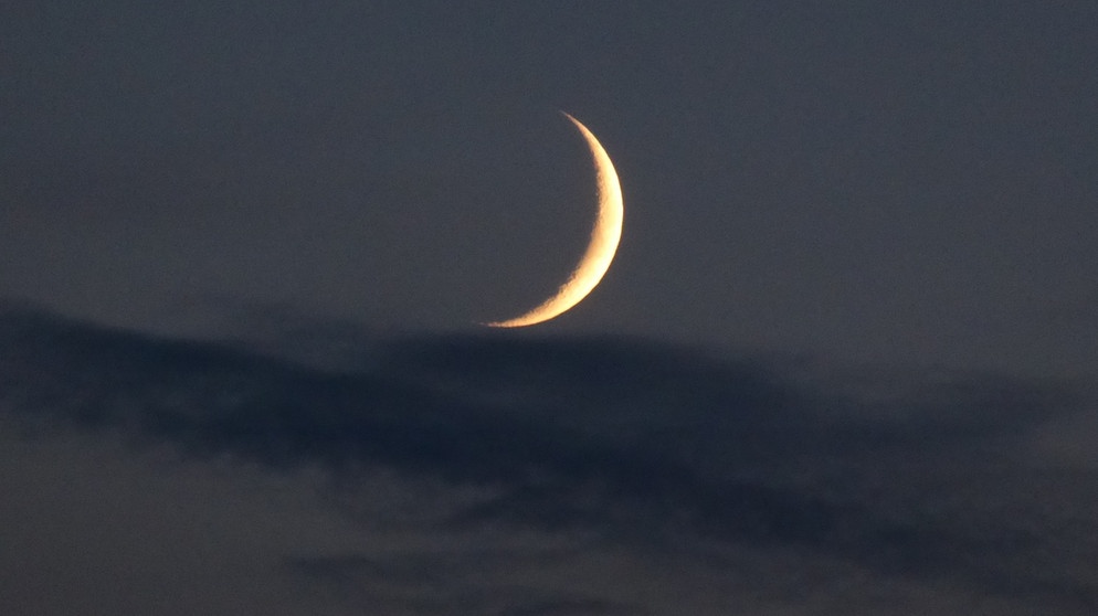 Die junge Mondsichel abends am 30. August 2022, drei Tage nach Neumond, fotografiert von Gisela Ilk. | Bild: Gisela Ilk