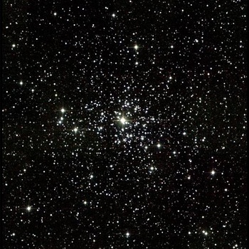 Sternhaufen M37 (NGC 2099) im Sternbild Fuhrmann. Der Offene Sternhaufen besteht aus rund 150 Sternen und erreicht eine scheinbare Helligkeit von 6 mag. | Bild: 2MASS