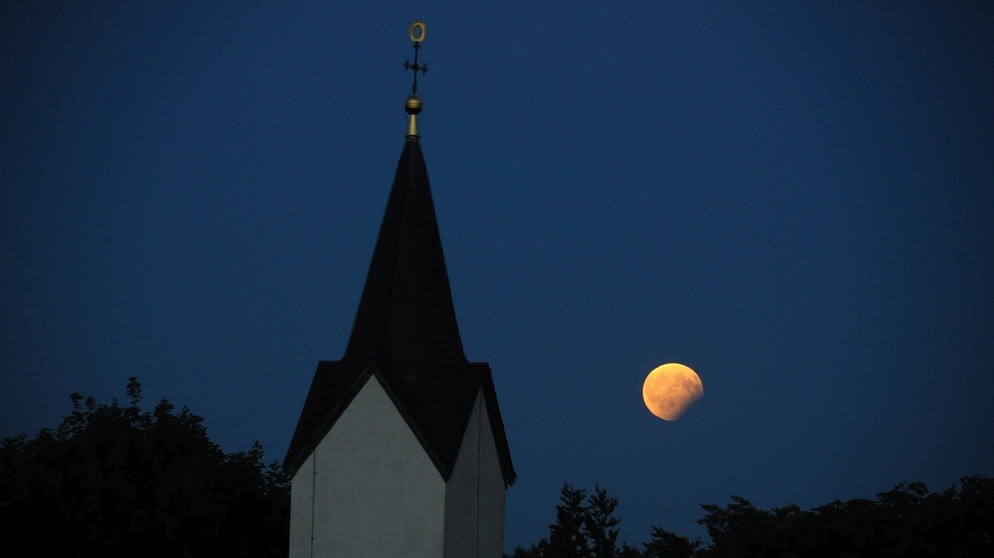 Partielle Mondfinsternis am 7 . August 2017 um 21.01 Uhr, aufgenommen über der Adelgundis Kapelle auf dem Staffelberg von Tilman Zenk | Bild: Tilman Zenk