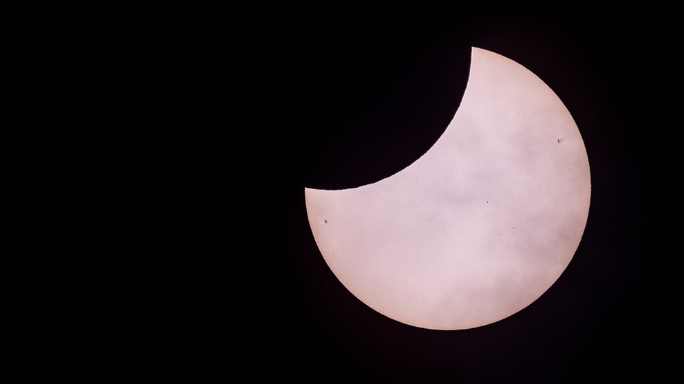 Foto der partiellen Sonnenfinsternis, die am 25. Oktober 2022 zu sehen war. Horst Großmann hat um 12.05 Uhr ein Bild der Teilfinsternis in Burgthann gemacht, wenige Minuten, bevor die größte Bedeckung erreicht war. | Bild: Horst Großmann