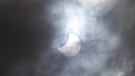 Foto der partiellen Sonnenfinsternis, die am 25. Oktober 2022 zu sehen war, hier stimmungsvoll in Wolken fotografiert von Dieter Kohlruss in Biedenkopf. | Bild: Dieter Kohlruss
