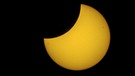Foto der partiellen Sonnenfinsternis, die am 25. Oktober 2022 zu sehen war. Markus Weber hat den Moment der größten Bedeckung der Sonnenscheibe um Viertel nach zwölf Uhr in München in diesem Bild festgehalten. | Bild: Markus Weber
