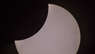 Foto der partiellen Sonnenfinsternis, die am 25. Oktober 2022 zu sehen war, fotografiert von Marco Sproviero im Weißlicht. | Bild: Marco Sproviero