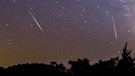 Zum Höhepunkt eines Sternschnuppen-Regens flitzen besonders viele Meteore über den Nachthimmel. Einen der schönsten Meteorschauer bilden die Perseiden mit dem Höhepunkt am 12. August. Hier eine Kompositaufnahme der Perseiden-Sternschnuppen aus 10 Einzelbildern der Meteore, aufgenommen 2013 in den USA. | Bild: imago/ZUMA Press