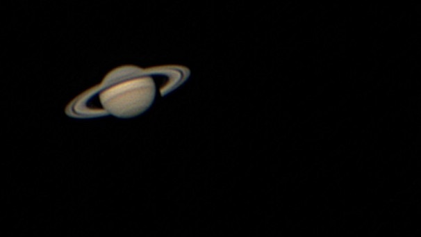 Der Ringplanet Saturn am 27. Oktober 2022 über Jettingen-Scheppach. Deutlich sind seine Ringe erkennbar und der Schatten, den der Planet selbst auf seine Ringebene wirft. Jozef Borovsky hat diese tolle Aufnahme gemacht. | Bild: Jozef Borovsky