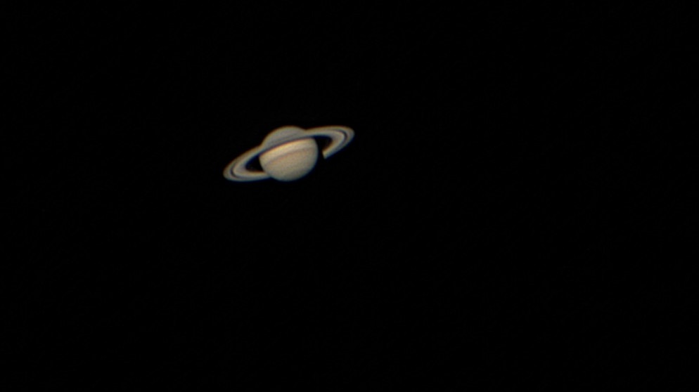 Der Ringplanet Saturn am 27. Oktober 2022 über Jettingen-Scheppach. Deutlich sind seine Ringe erkennbar und der Schatten, den der Planet selbst auf seine Ringebene wirft. Jozef Borovsky hat diese tolle Aufnahme gemacht. | Bild: Jozef Borovsky