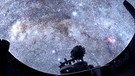 Sternenhimmel über der Kuppel eines Planetariums | Bild: picture-alliance/dpa