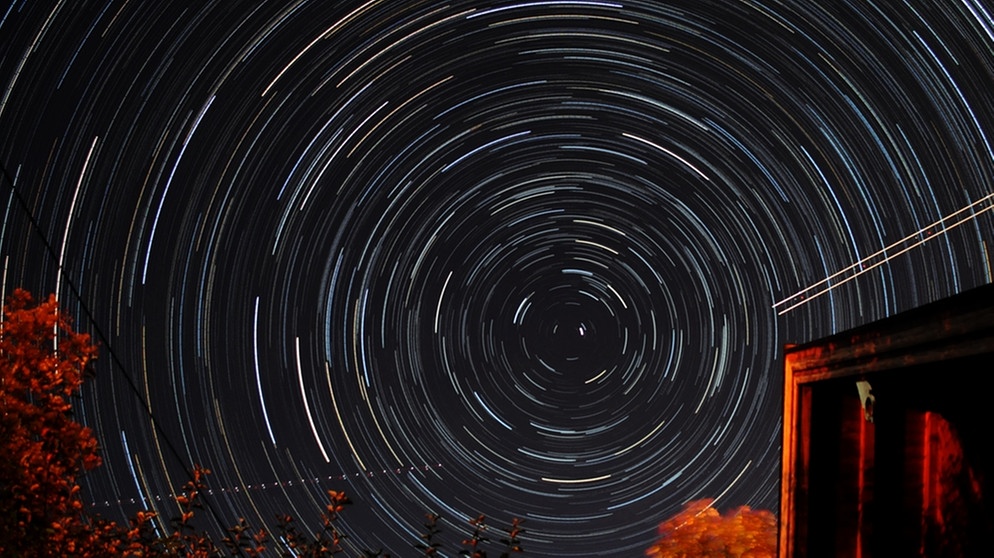 Strichspur der Sternbewegung um den Polarstern (Polaris), aufgenommen in Tittmoning am 13. Oktober 2013 mit 120 Bildern von Harald Weber | Bild: Harald Weber