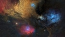Komposit-Aufnahme der Rho Ophiuchi-Nebelregion. Die Sternentstehungsregion ist etwa 460 Lichtjahre entfernt und enthält mehrere Emissions- und Reflektionsnebel sowie der Kugelsternhaufen M4 (Messier 4) nahe bei Antares, dem hellsten Stern im Skorpion (im rotleuchtenden Nebel). | Bild: Nico Gärtner