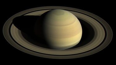 Ringplanet Saturn im September 2016. Die Nordhalbkugel des Planeten ist bereits weit zur Erde geneigt, die Ringebene ist aus unserer Sicht weit geöffnet und breit. Im Oktober 2017 neigt Saturn uns seinen Norden maximal zu, danach kippt er langsam zurück. | Bild: NASA