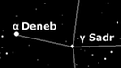 Sternkarte für das Sternbild Schwan (Cygnus) mit seinen hellsten Sternen Deneb, Albireo, Sadr und Gienah | Bild: BR, Skyobserver