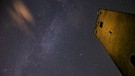 Das Sommerdreieck mit den Sternbildern Adler (linke untere Bildecke), Schwan (Bildmitte oben) und Leier (Bildmitte) neben dem Schenkenturm in Würzburg, aufgenommen im August 2019 von Michael Deisinger  | Bild: Michael Deisinger