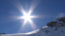 strahlende Sonne am blauen Winterhimmel in den Alpen | Bild:  BR / Peter Stenz