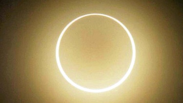 ringförmig-totale Sonnenfinsternis | Bild: picture-alliance/dpa
