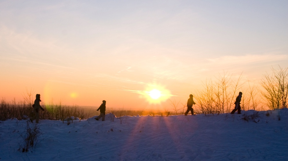 Die winterliche Sonne am Horizont einer verschneiten Winterlandschaft | Bild: colourbox.com