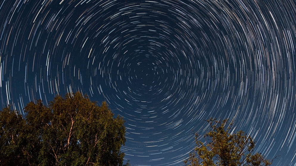 Sternstrichspuren, aus 300 Einzelbildern zu einem Startrails-Bild zusammengesetzt von Thorsten Wege | Bild: Thorsten Wege