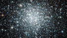 Der Kugelsternhaufen NGC 6934 im Sternbild Delphin (oder: Delfin) ist rund 50.000 Lichtjahre von uns entfernt. Kugelsternhaufen gehören zu den ältesten Objekten im Weltall und bestehen aus Hunderttausenden von Sternen. NGC 6934 hat eine scheinbare Helligkeit von etwa 9 mag und ist daher mit bloßem Auge nicht zu sehen. | Bild: picture alliance/akg-images