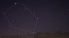 Das Sternbild Fuhrmann neben den Plejaden im Stier kurz nach seinem Aufgang über dem Horizont im Osten.  | Bild: Till Credner, AlltheSky.com