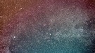 Die Sterne Deneb (links unten) und Sadir (unten Bildmitte) im Sternbild des Schwan. Das Sternbild liegt auf der Milchstraße, daher sind so viele Sterne in dem Foto zu sehen. | Bild: Hans-Peter Olschewski