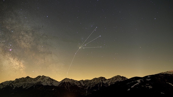 Das Sternbild Skorpion mit seinem hellen Hauptstern Antares, im Morgengrauen über den Pragser Dolomiten in Südtirol, links ein Teil der Milchtrasse. In unseren Breiten ist meist - wie hier im Bild - nur der obere Teil des schönen Sommer-Sternbilds zu sehen. | Bild: Norbert Scantamburlo