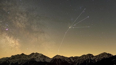 Das Sternbild Skorpion mit seinem hellen Hauptstern Antares, im Morgengrauen über den Pragser Dolomiten in Südtirol, links ein Teil der Milchtrasse. In unseren Breiten ist meist - wie hier im Bild - nur der obere Teil des schönen Sommer-Sternbilds zu sehen. | Bild: Norbert Scantamburlo