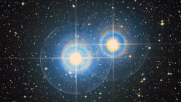Der Doppelstern Alpha Capricorni Algiedi im Sternbild Steinbock. Algiedi ist kein echter Doppelstern, sondern nur ein optischer Doppelstern. Die beiden Sterne umkreisen sich nicht wirklich, sondern sind nur aus unserer Sicht nahe beieinander. Schon mit bloßem Auge erkennbar.  | Bild: SDSS/CC 4.0
