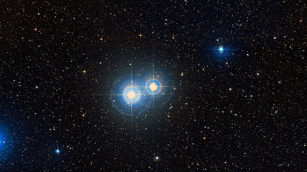 Der Doppelstern Alpha Capricorni Algiedi im Sternbild Steinbock. Algiedi ist kein echter Doppelstern, sondern nur ein optischer Doppelstern. Die beiden Sterne umkreisen sich nicht wirklich, sondern sind nur aus unserer Sicht nahe beieinander. Schon mit bloßem Auge erkennbar.  | Bild: SDSS/CC 4.0
